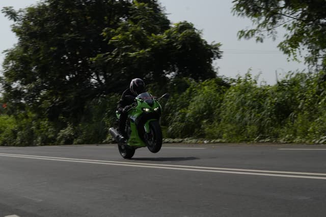 Kawasaki Ninja ZX-6R Rear View Image – Ninja ZX-6R Photos in India